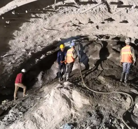 建阳隧道拱顶带模注浆料，微膨胀注浆料的特点及施工工艺